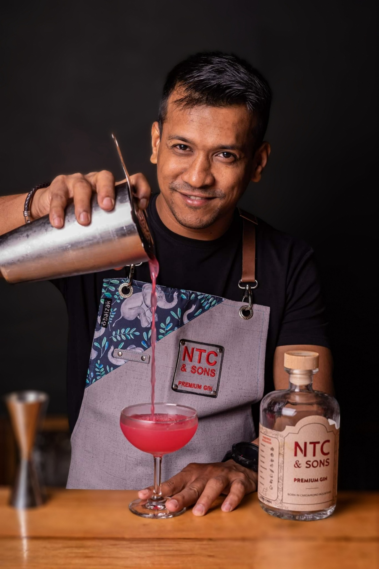 Mixologist pouring